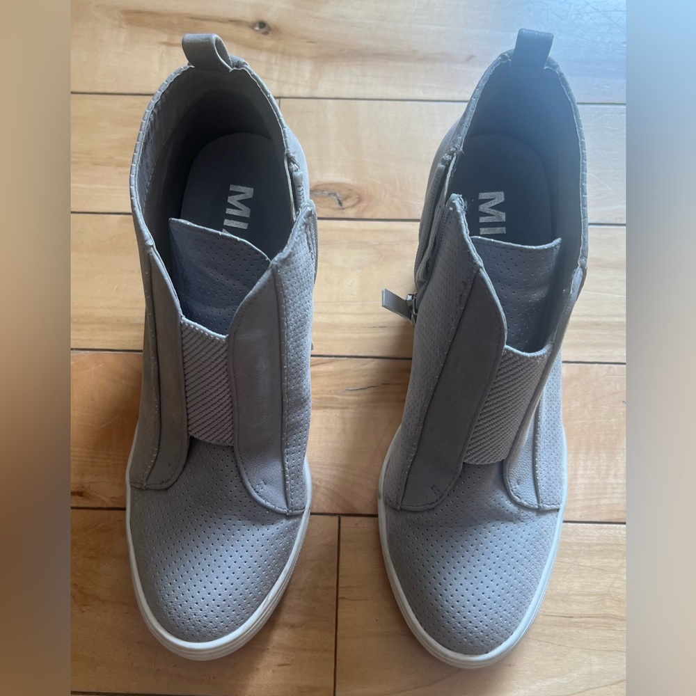 Women’s wedge sneakers